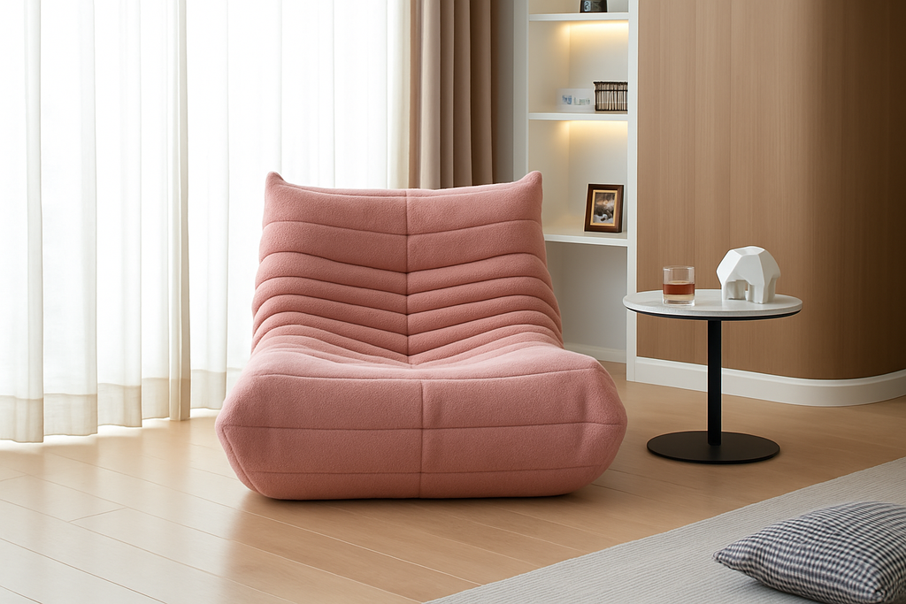 Canapé rose poudré dans le salon moderne